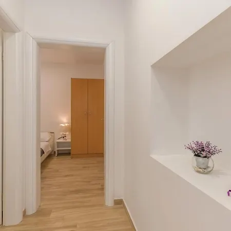 Beautiful In W/ 2 Bedrooms *